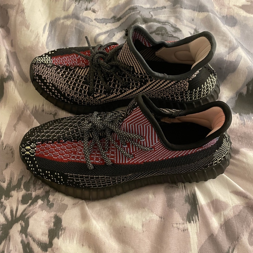 Not real Yeezy’s. Look great but doesn’t fit. Men’s size 8.5, women’s size 10